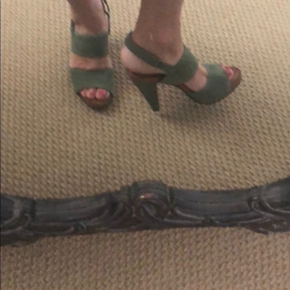 Shoes - Picture 7 of 8